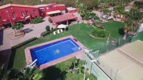 Villa de tres casas con padel y piscina